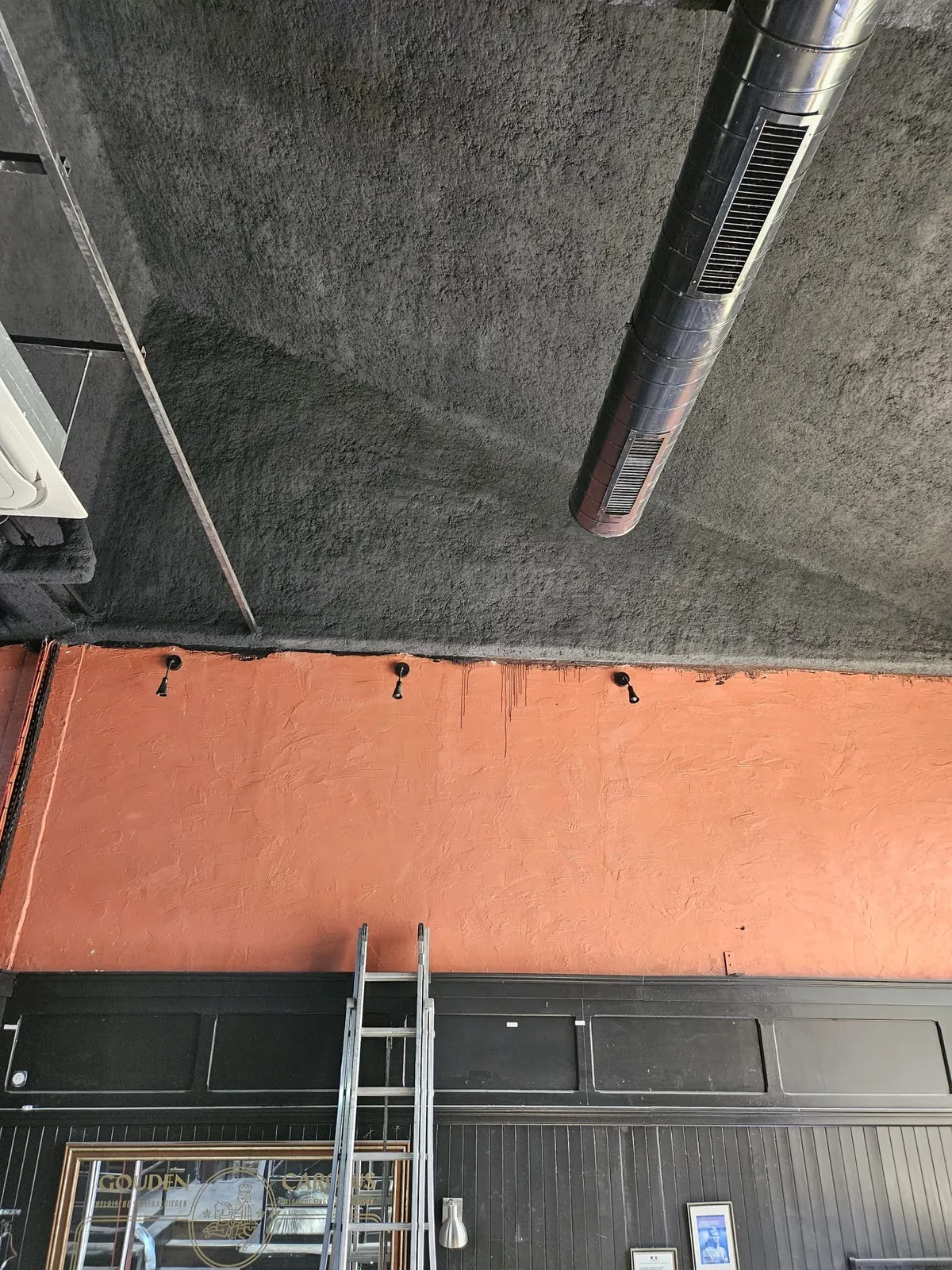 Plafond industriel après application du flocage coupe-feu