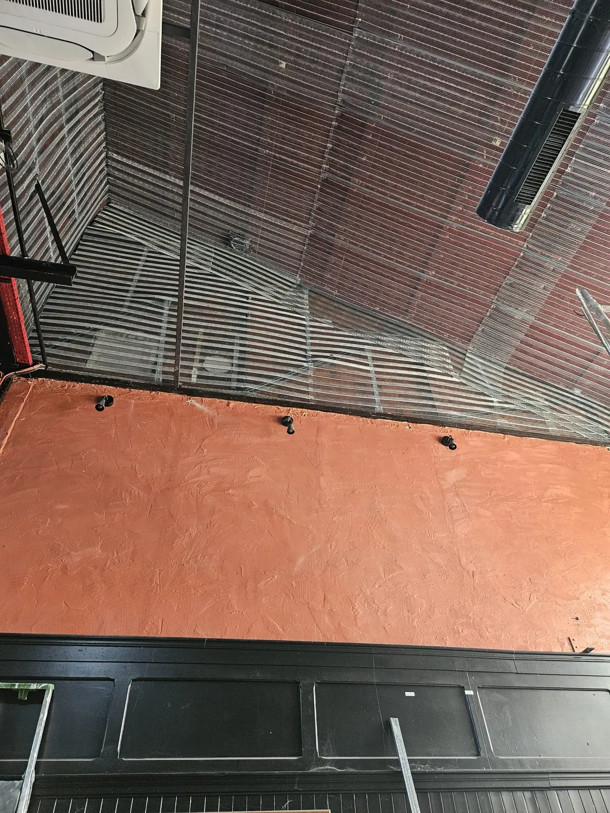 Plafond industriel avant application du flocage coupe-feu