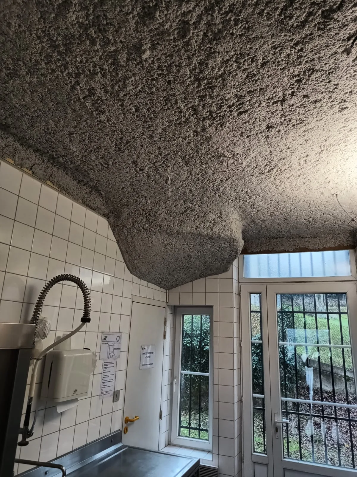 Flocage thermique dans un local technique