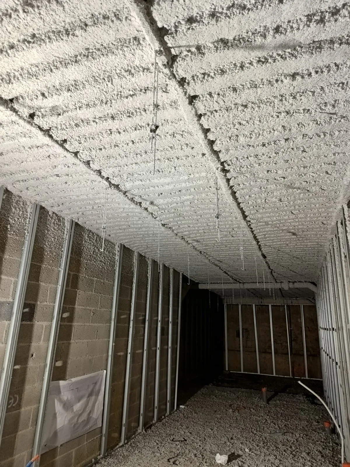 Plafond en cours de traitement par flocage thermique