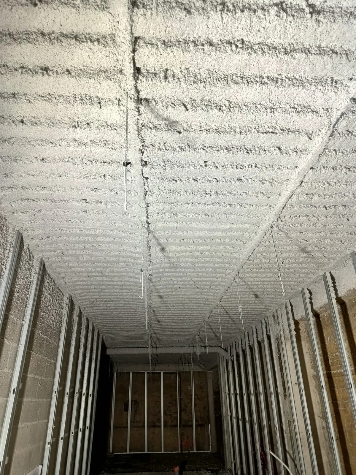 Plafond traité par flocage thermique projeté
