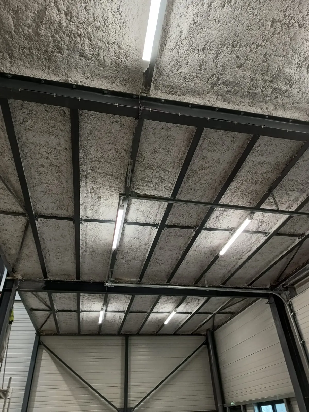 Protection coupe-feu d’un plafond et d’éléments métalliques dans un local