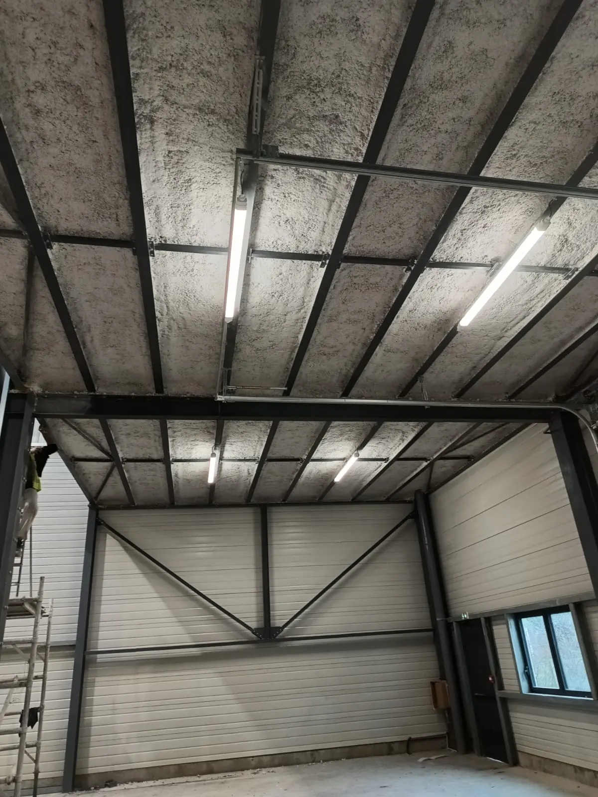 Plafond de bâtiment industriel avec flocage coupe-feu