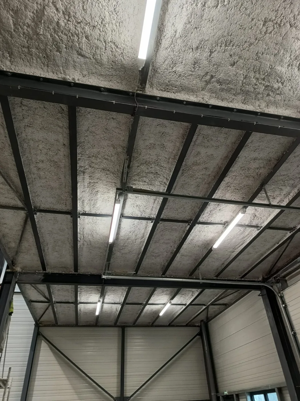 Flocage coupe-feu dans un bâtiment professionnel