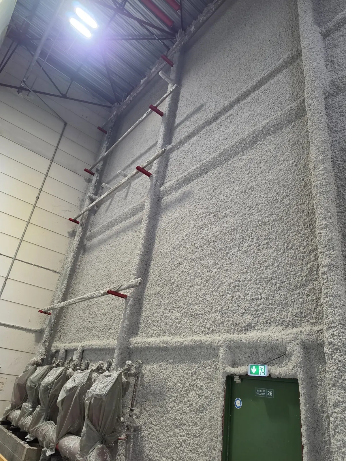 Détail du support et du flocage fibreux sur le chantier de Lesquin