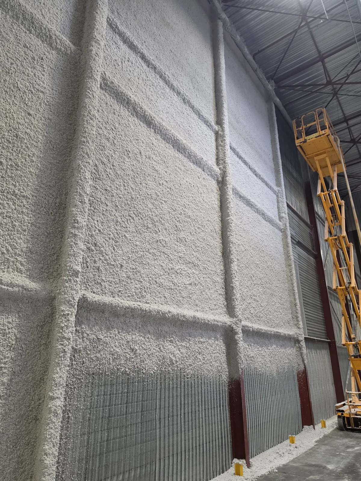 Mur et bardage du bâtiment logistique de Lesquin avant finalisation du flocage coupe-feu