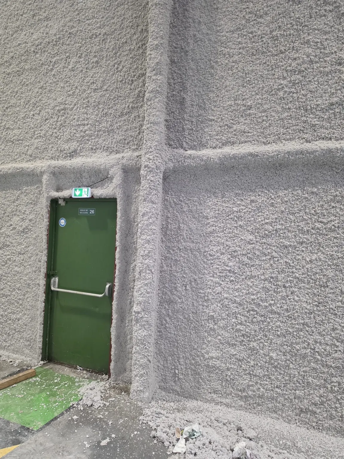 Vue avant travaux autour d’une sortie de secours dans le bâtiment logistique de Lesquin